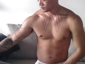 Asian guy shows off his athletic skills on Chaturbate