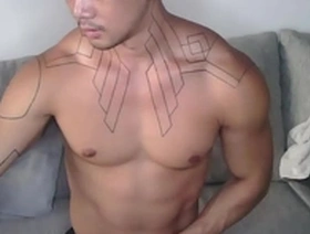 Asian guy shows off his athletic skills on Chaturbate