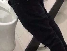 Spy Guapo Orinando banheiro flagra