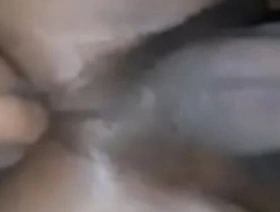 Pretinho brincou com a mã_o até_ eu gozar