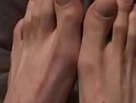 Dirty bender Steve teases with his delicious feet solo