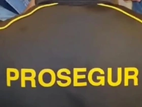 Segurança fazendo banheirao