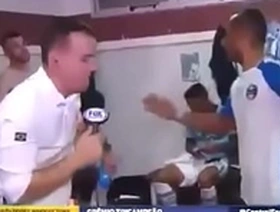 Jogador do gremio pelado no vestiá_rio - Lé_o Gomes pelado gremio
